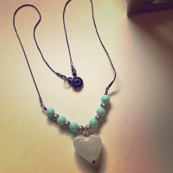 ❗️3/$7 White/teal beaded heart necklace - Picture 1 of 3
